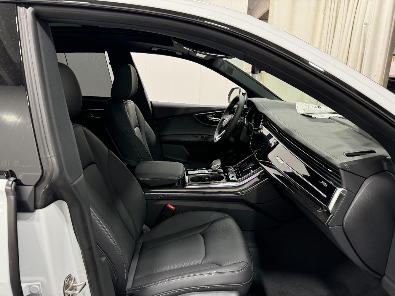 Audi Q8 Vehicle Full-screen Gallery Image 19