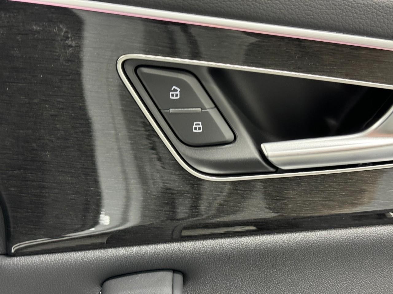 Audi Q8 Vehicle Full-screen Gallery Image 22