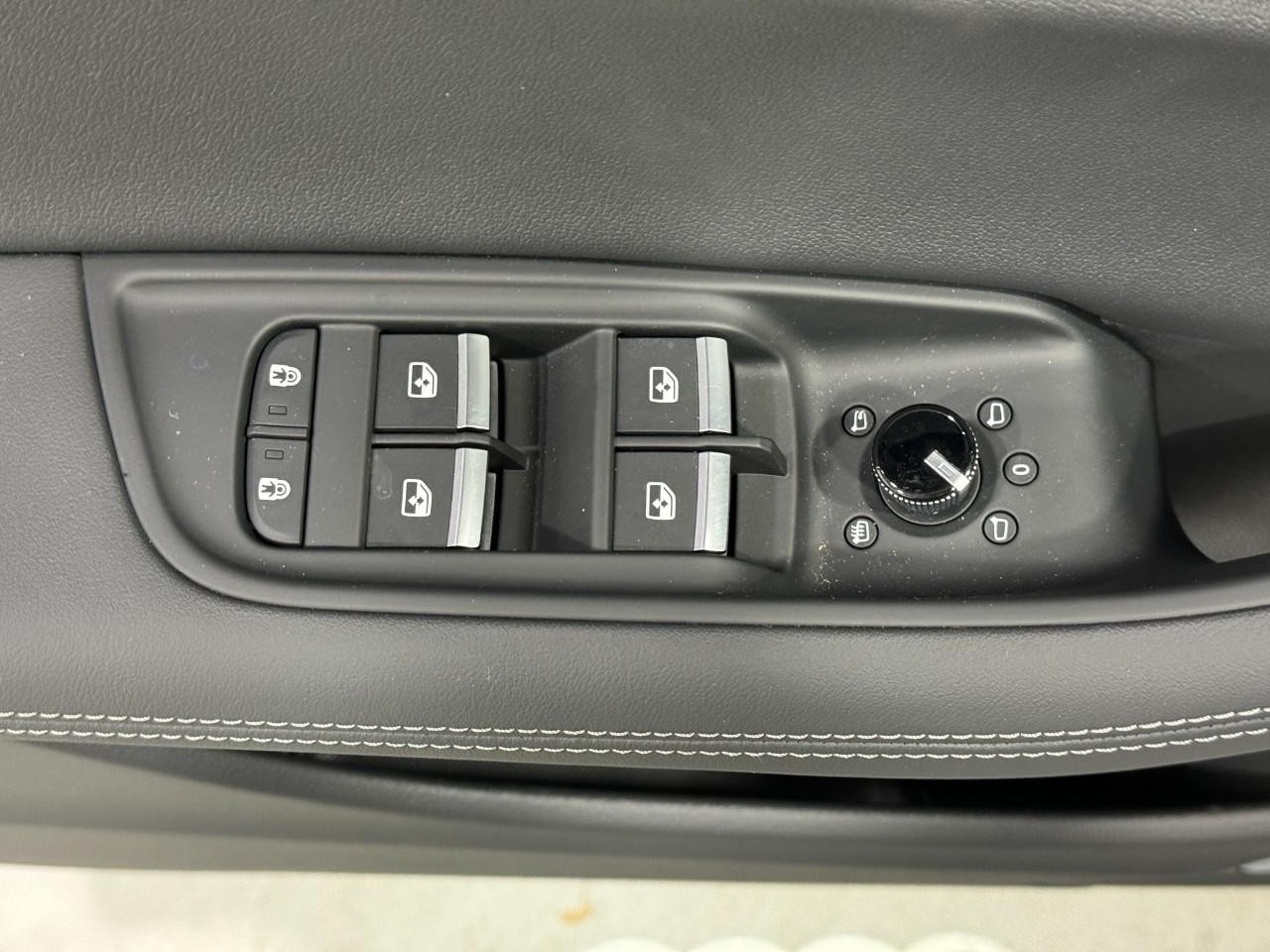 Audi Q8 Vehicle Full-screen Gallery Image 25