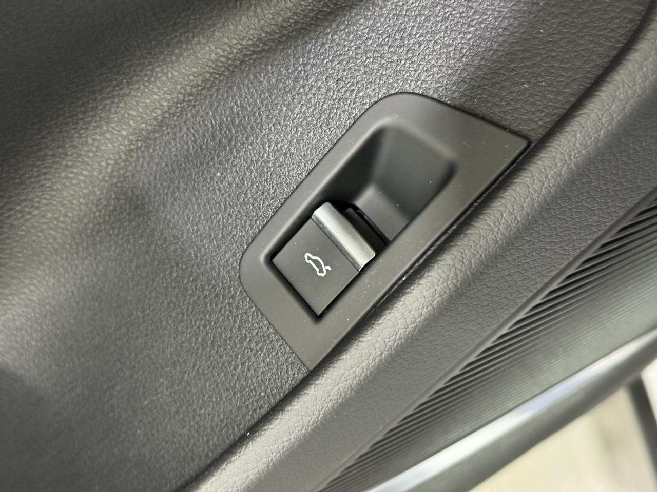 Audi Q8 Vehicle Full-screen Gallery Image 26