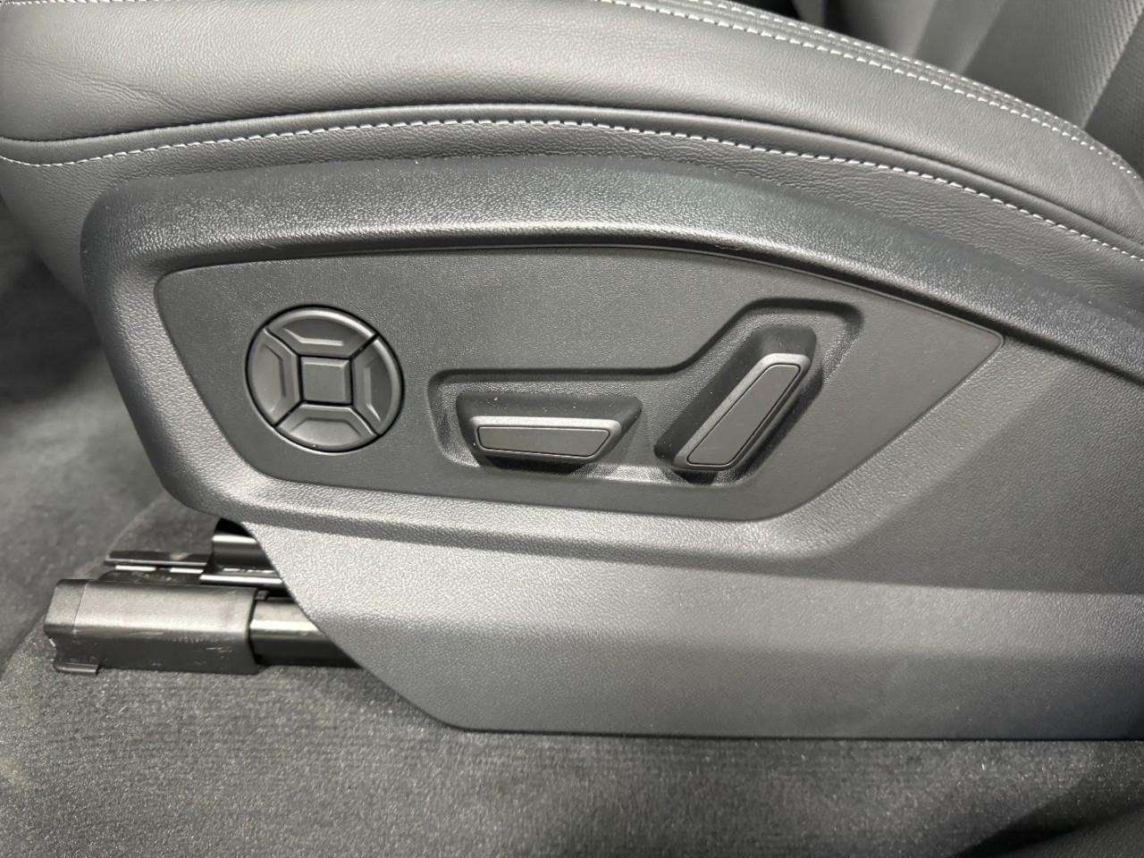 Audi Q8 Vehicle Full-screen Gallery Image 30