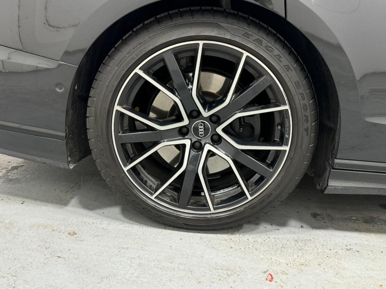 Audi A8 L Vehicle Full-screen Gallery Image 5