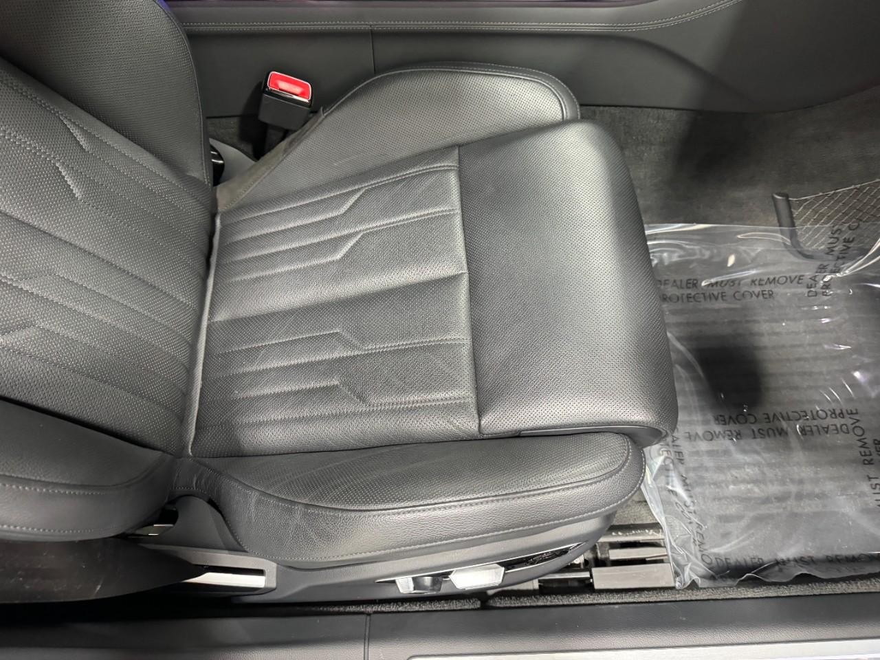 Audi A8 L Vehicle Full-screen Gallery Image 19