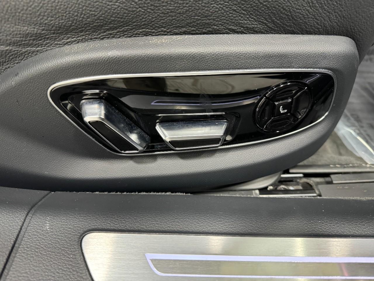 Audi A8 L Vehicle Full-screen Gallery Image 20