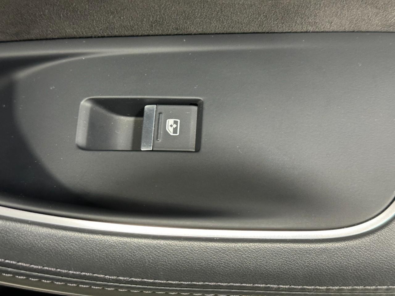 Audi A8 L Vehicle Full-screen Gallery Image 23