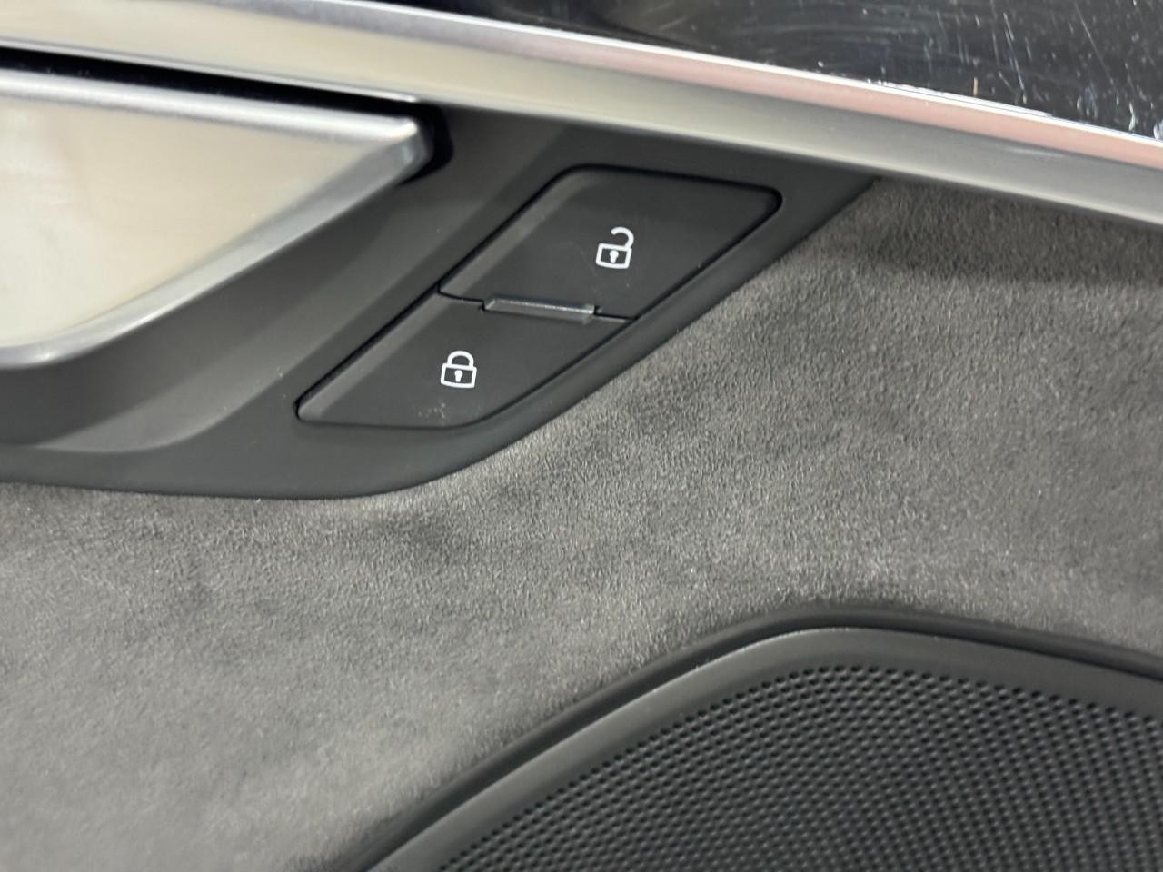 Audi A8 L Vehicle Full-screen Gallery Image 25