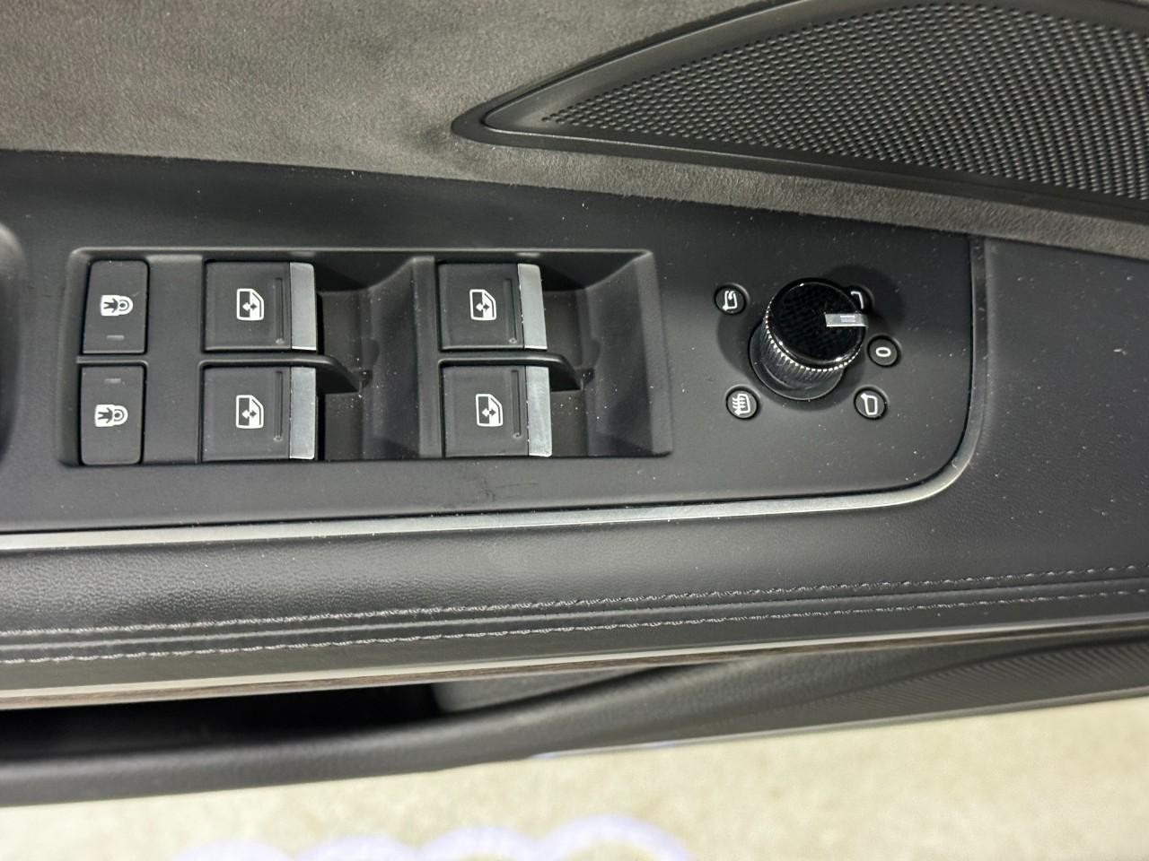 Audi A8 L Vehicle Full-screen Gallery Image 26