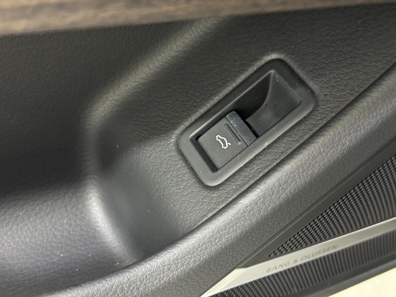 Audi A8 L Vehicle Full-screen Gallery Image 27