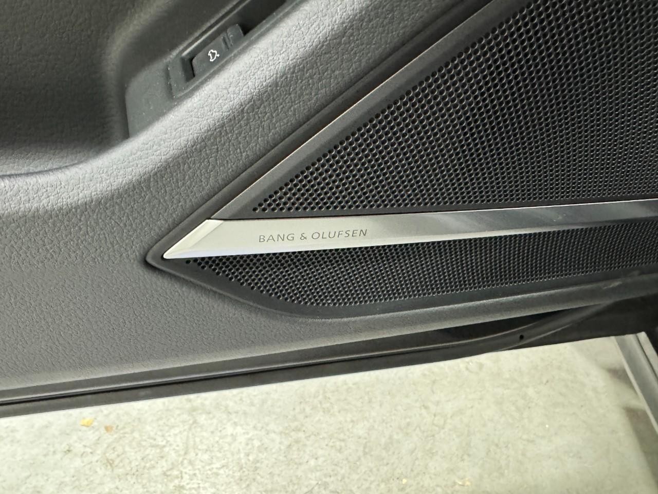 Audi A8 L Vehicle Full-screen Gallery Image 28