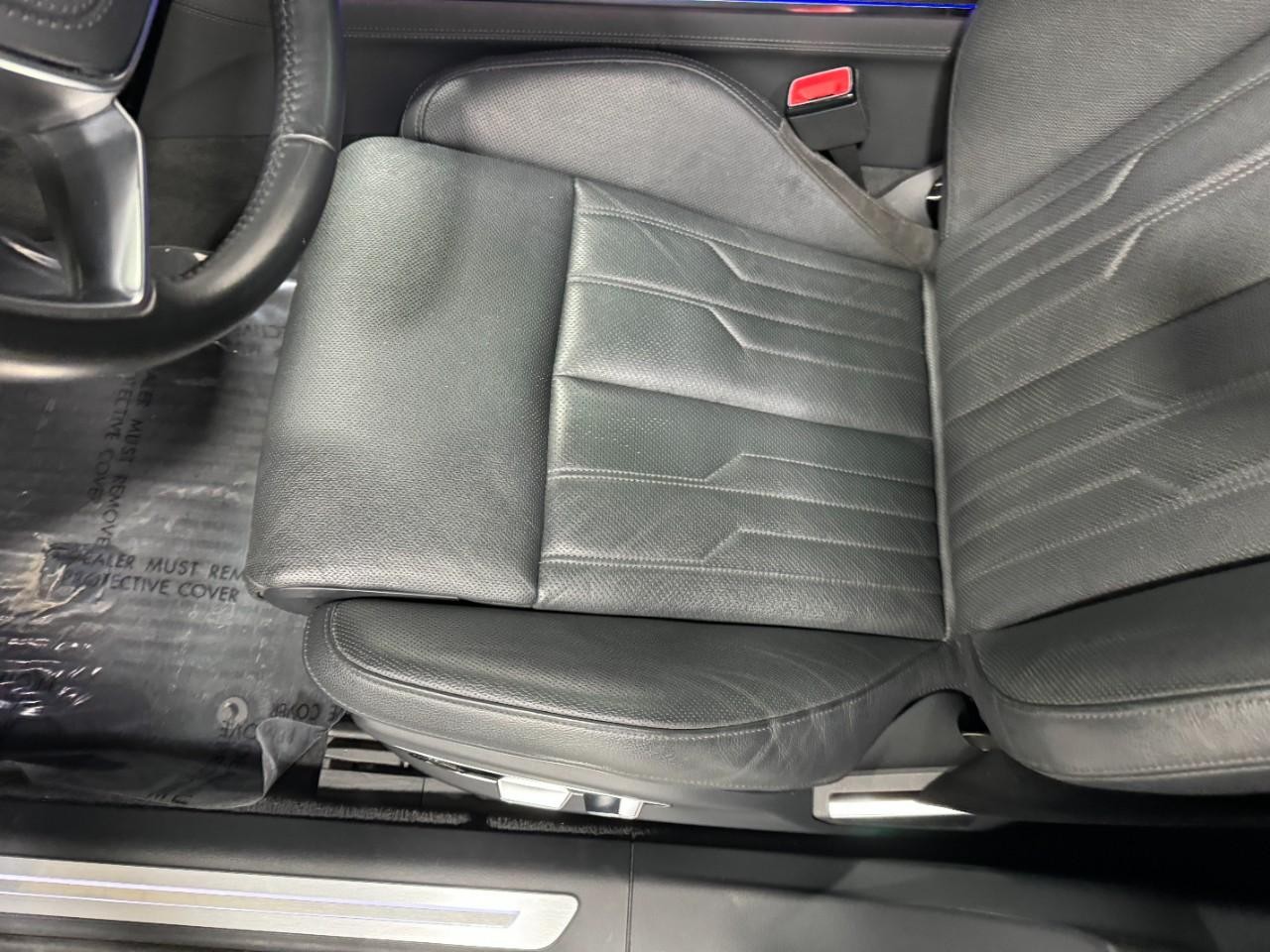 Audi A8 L Vehicle Full-screen Gallery Image 30