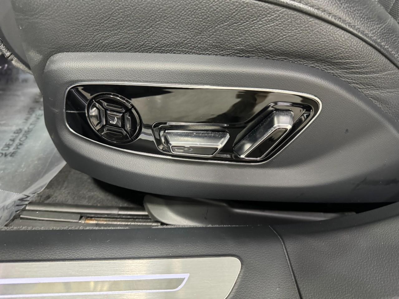 Audi A8 L Vehicle Full-screen Gallery Image 31