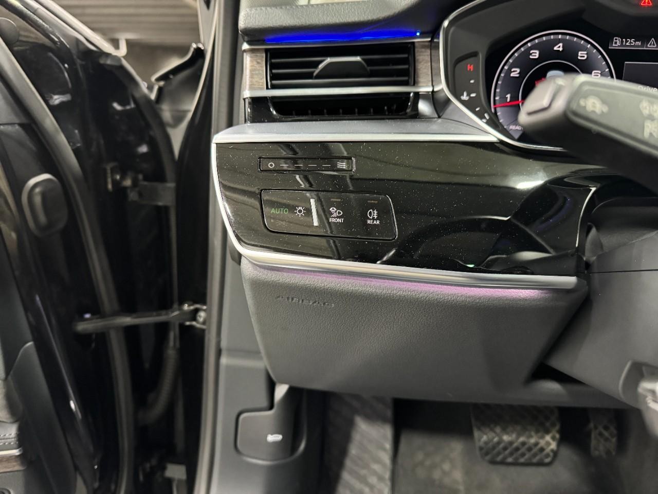 Audi A8 L Vehicle Full-screen Gallery Image 32