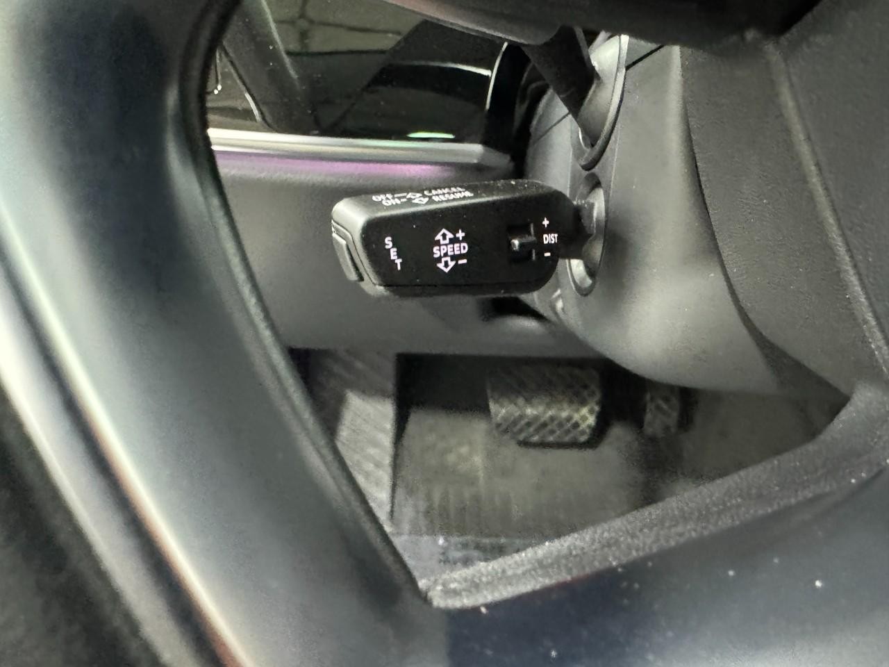 Audi A8 L Vehicle Full-screen Gallery Image 33