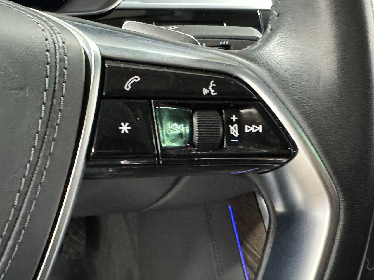 Audi A8 L Vehicle Full-screen Gallery Image 35