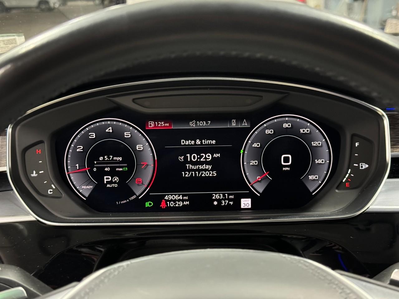 Audi A8 L Vehicle Full-screen Gallery Image 36