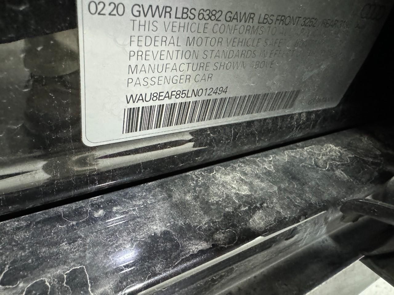 Audi A8 L Vehicle Full-screen Gallery Image 38