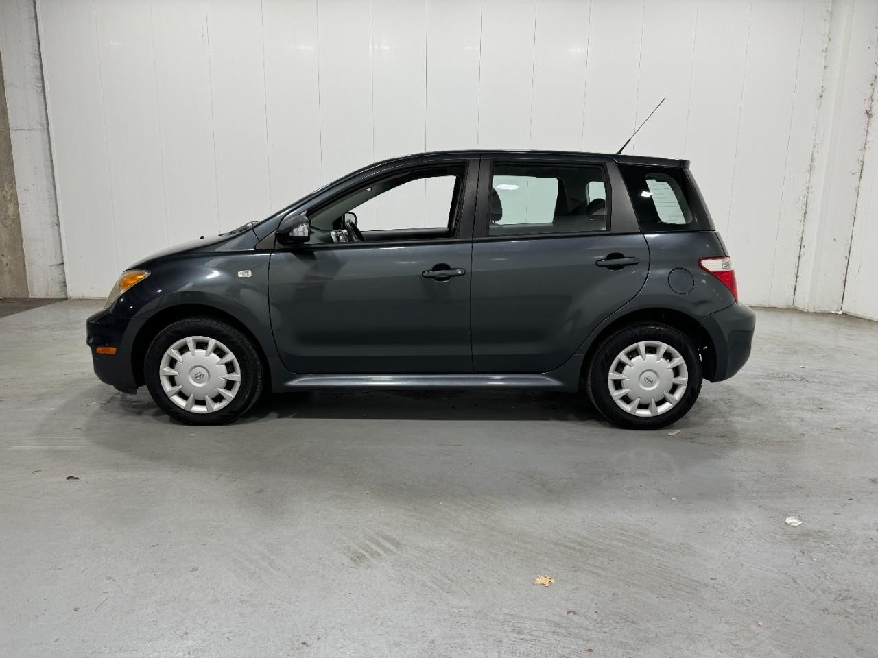 Scion xA Vehicle Full-screen Gallery Image 2