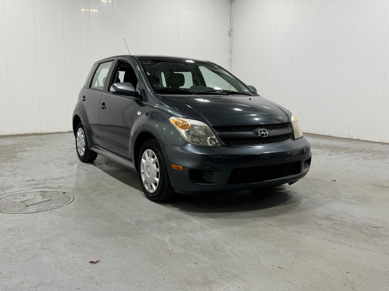 Scion xA Vehicle Full-screen Gallery Image 6