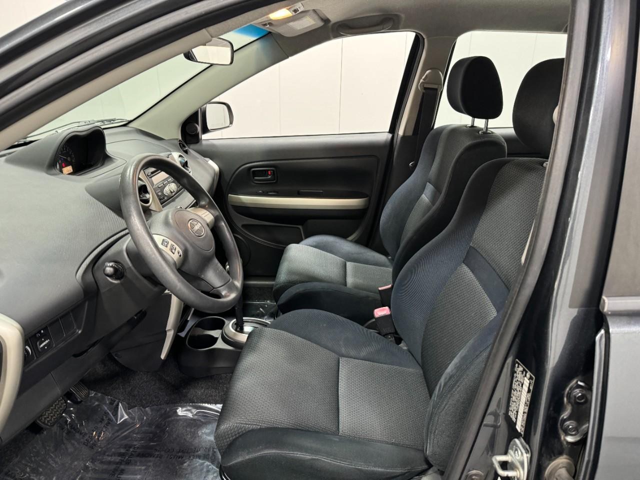 Scion xA Vehicle Full-screen Gallery Image 24