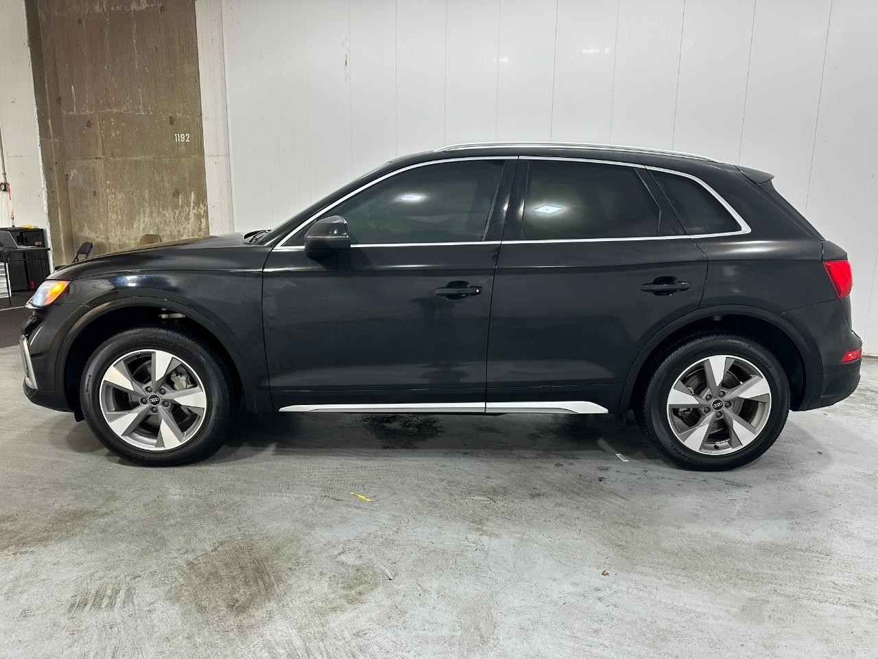 Audi Q5 Vehicle Full-screen Gallery Image 02