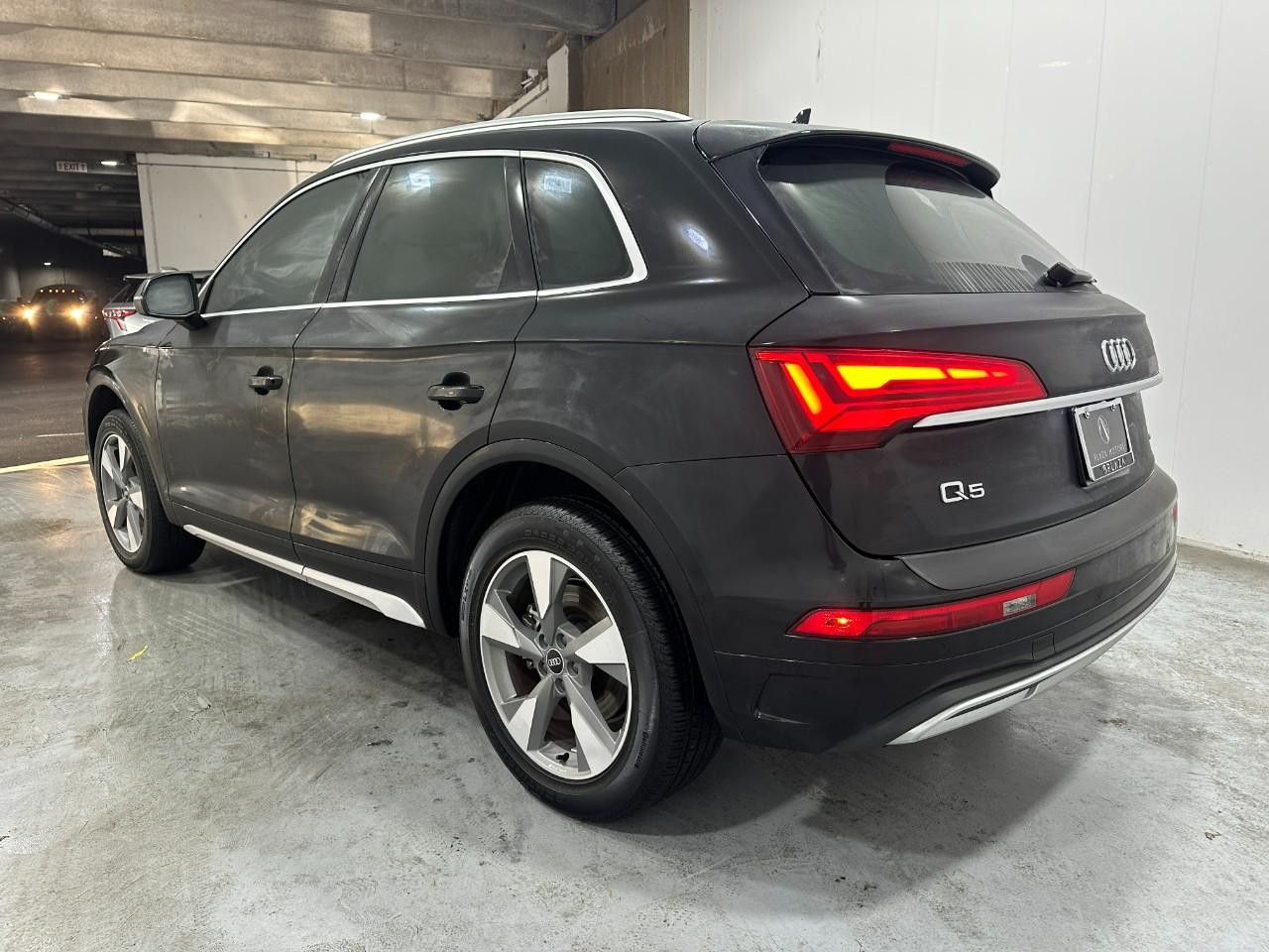 Audi Q5 Vehicle Full-screen Gallery Image 03