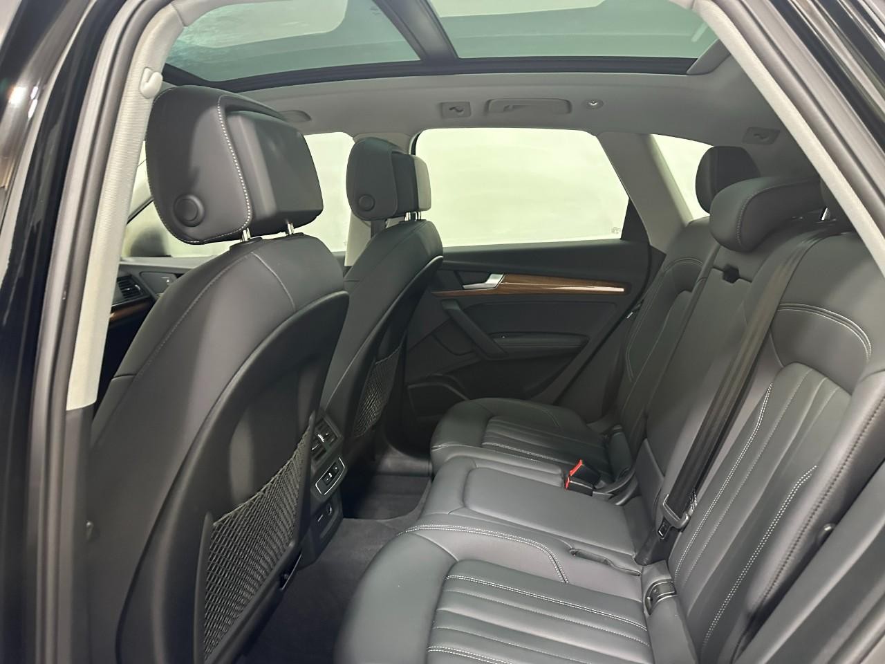 Audi Q5 Vehicle Full-screen Gallery Image 12