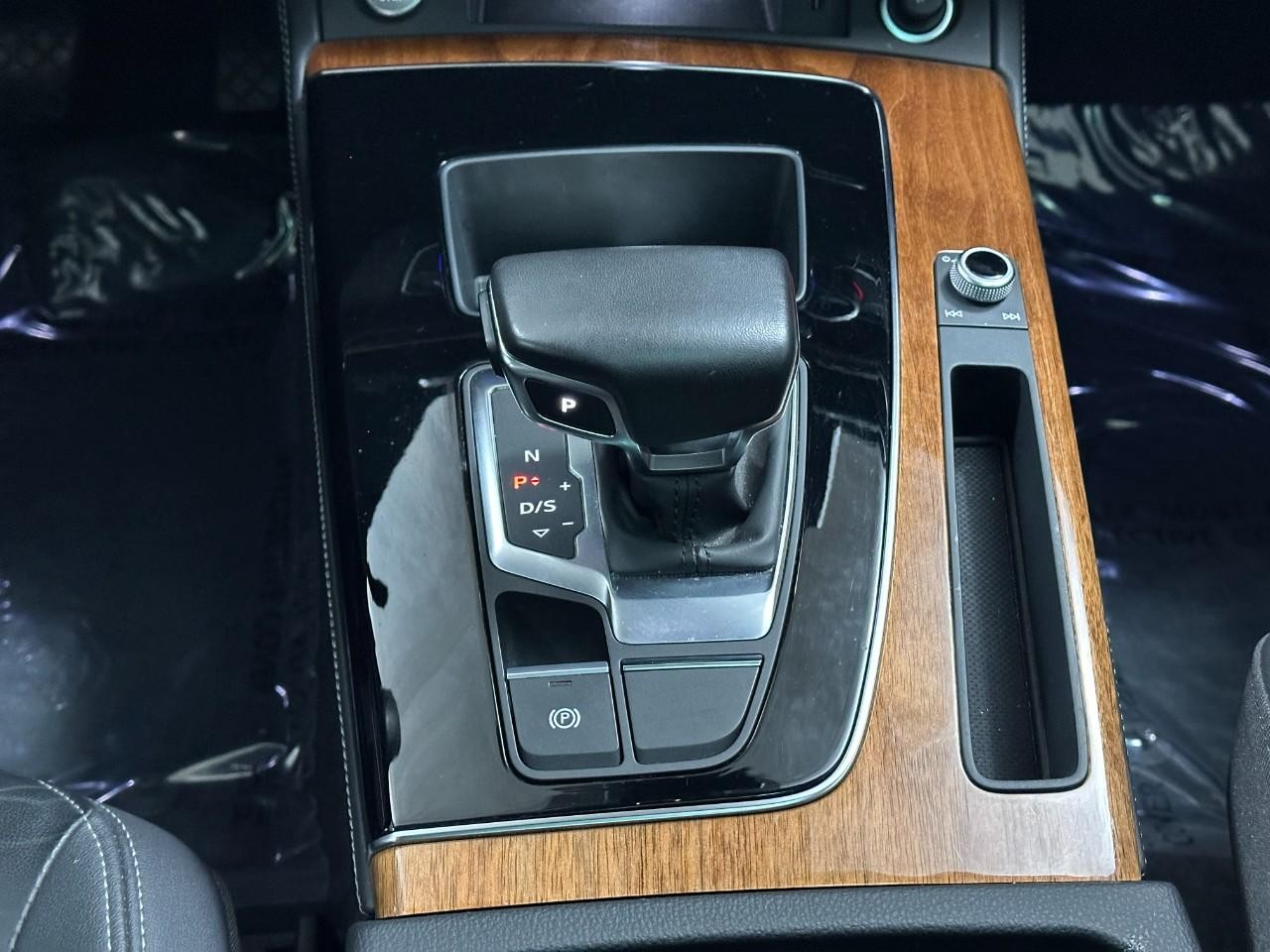 Audi Q5 Vehicle Full-screen Gallery Image 19