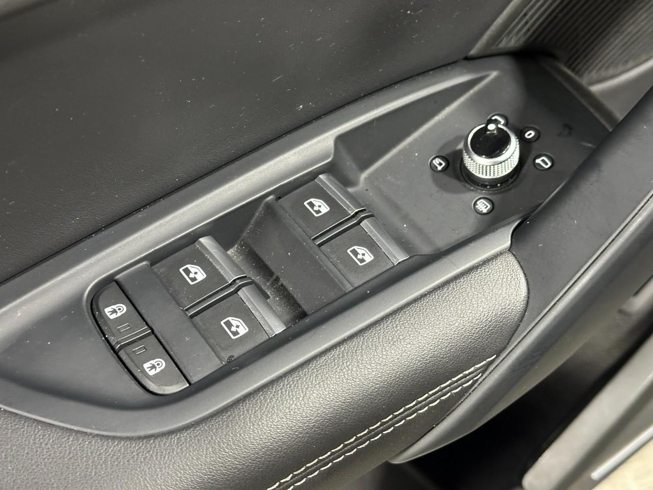 Audi Q5 Vehicle Full-screen Gallery Image 23