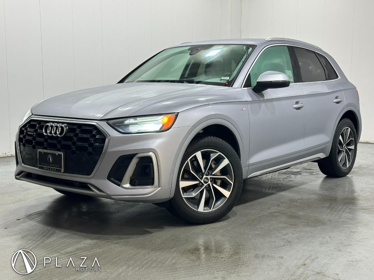 Audi Q5 Vehicle Full-screen Gallery Image 01