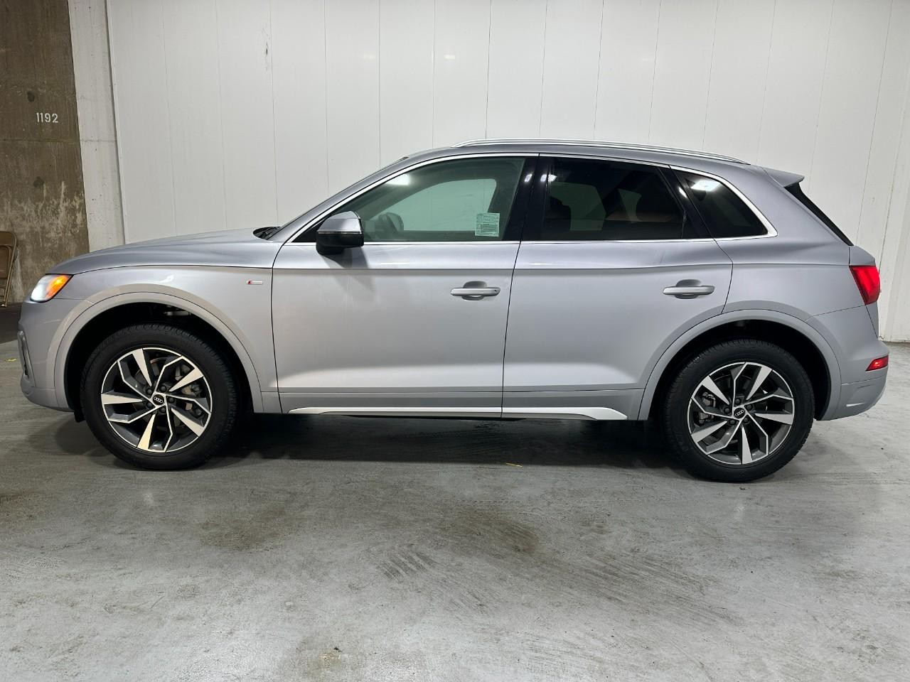 Audi Q5 Vehicle Full-screen Gallery Image 02