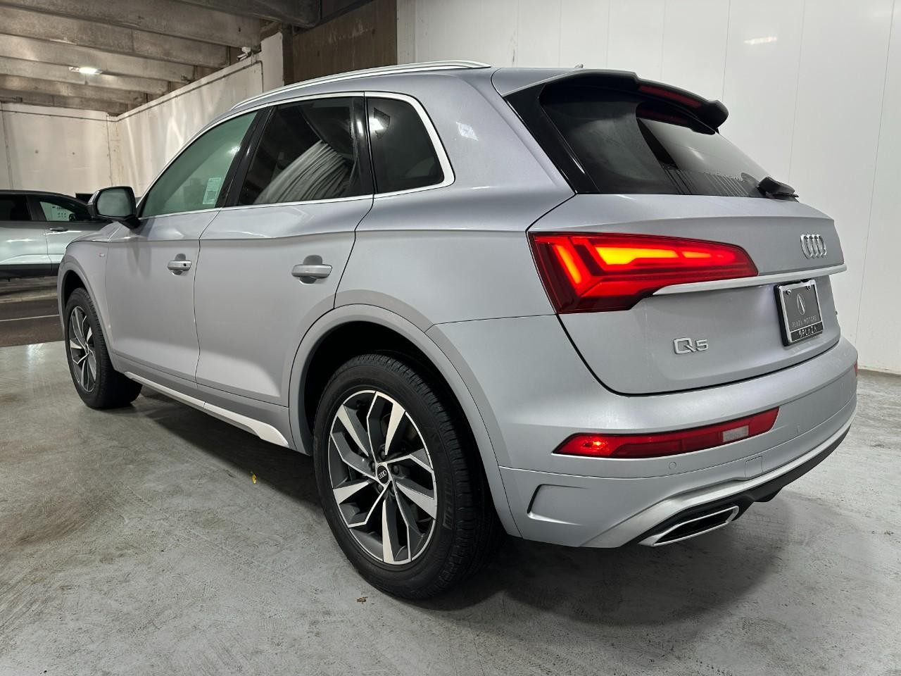 Audi Q5 Vehicle Full-screen Gallery Image 03
