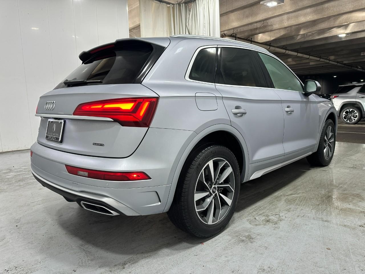Audi Q5 Vehicle Full-screen Gallery Image 09