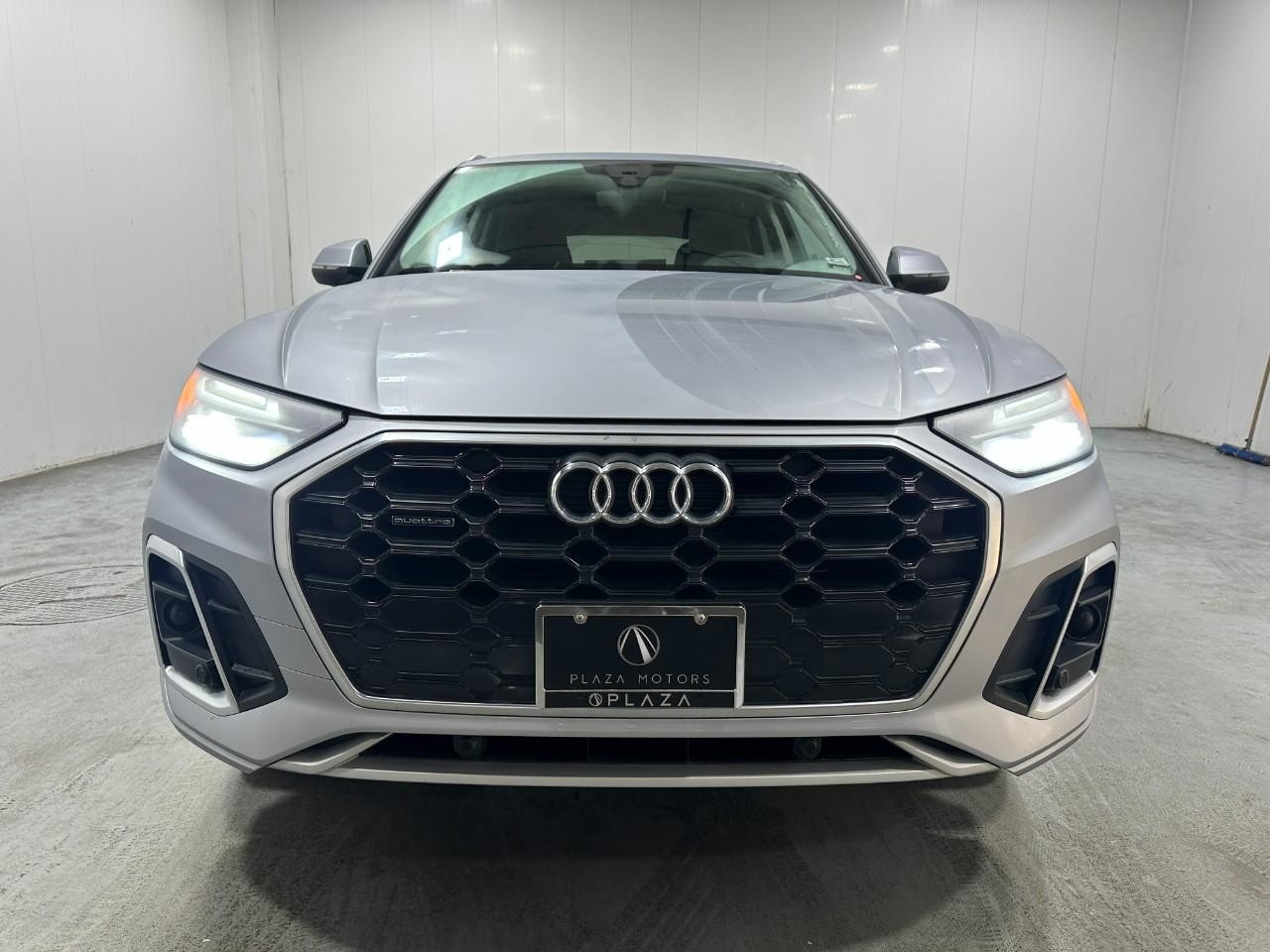 Audi Q5 Vehicle Full-screen Gallery Image 11