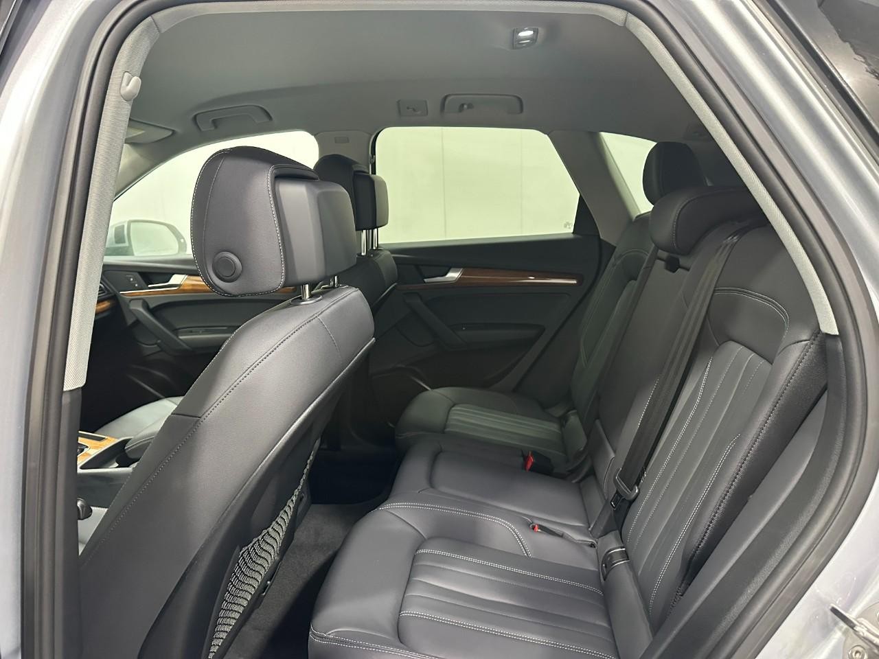 Audi Q5 Vehicle Full-screen Gallery Image 12