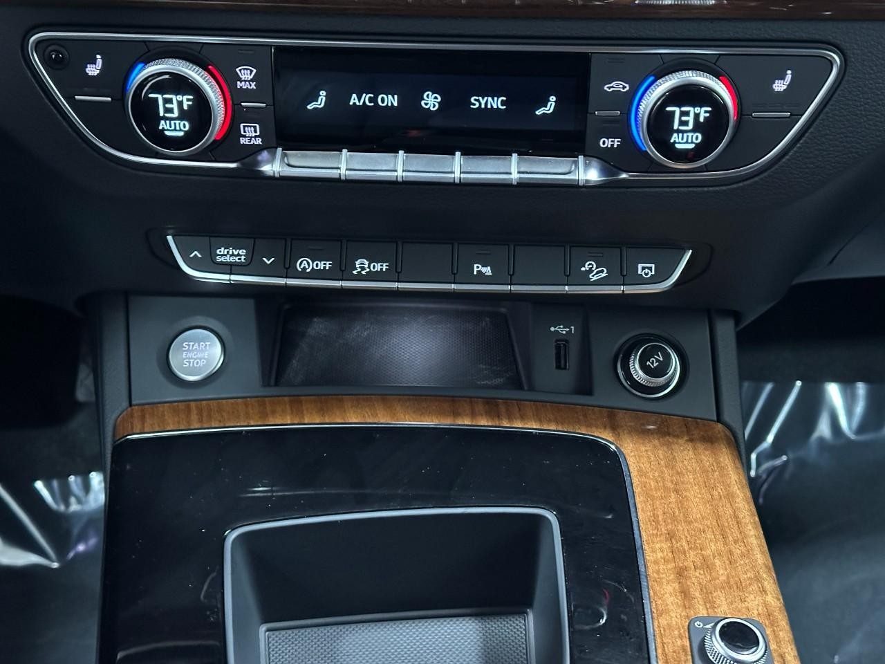 Audi Q5 Vehicle Full-screen Gallery Image 17