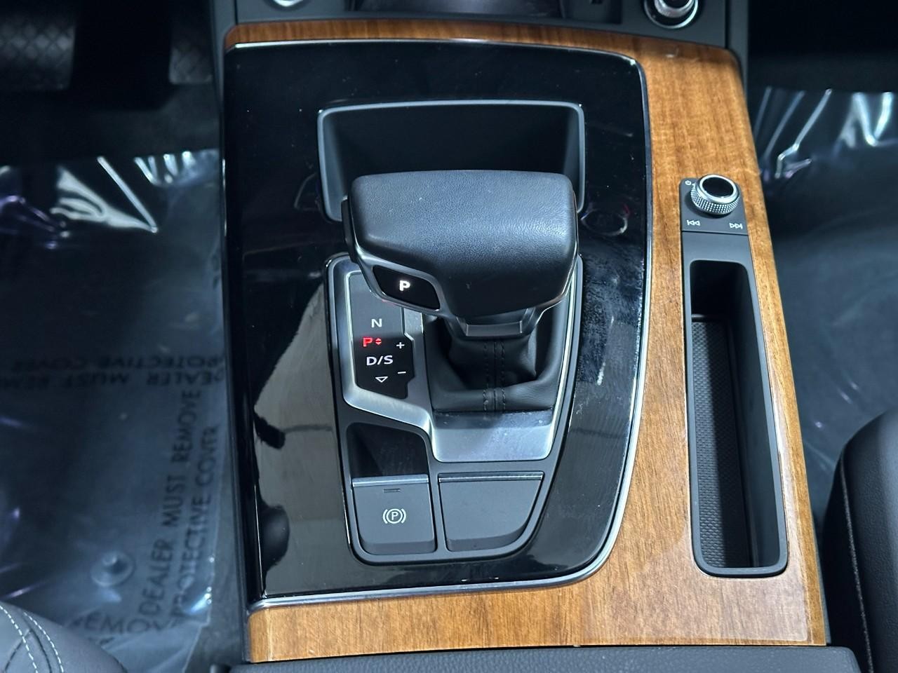 Audi Q5 Vehicle Full-screen Gallery Image 18