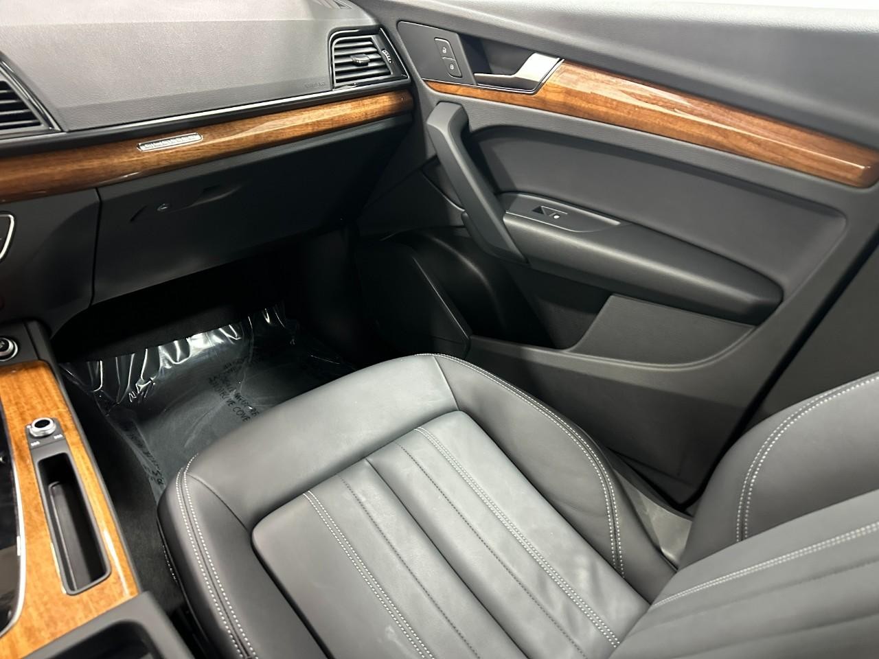 Audi Q5 Vehicle Full-screen Gallery Image 19