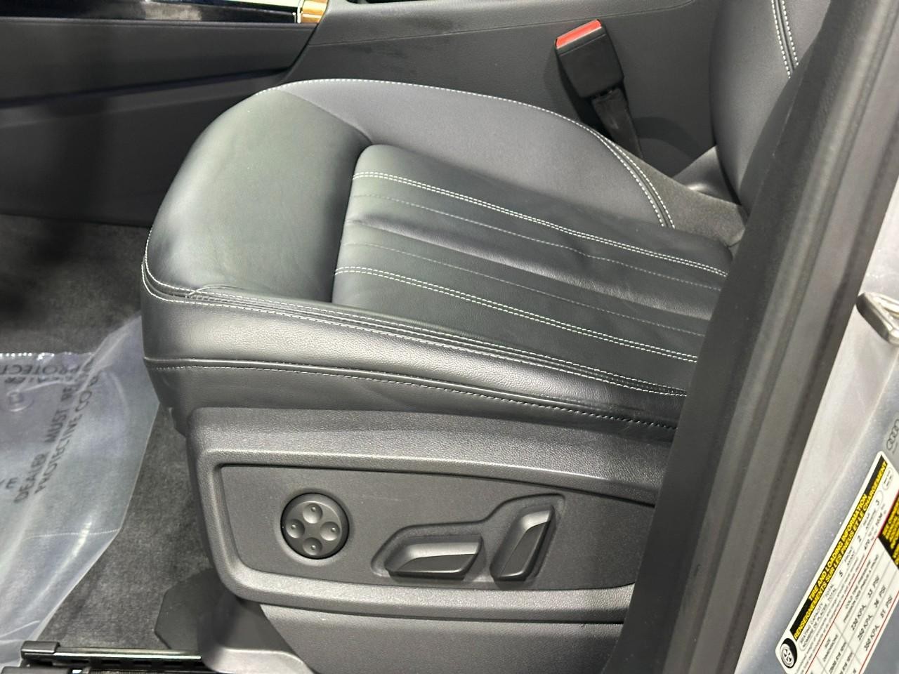 Audi Q5 Vehicle Full-screen Gallery Image 24