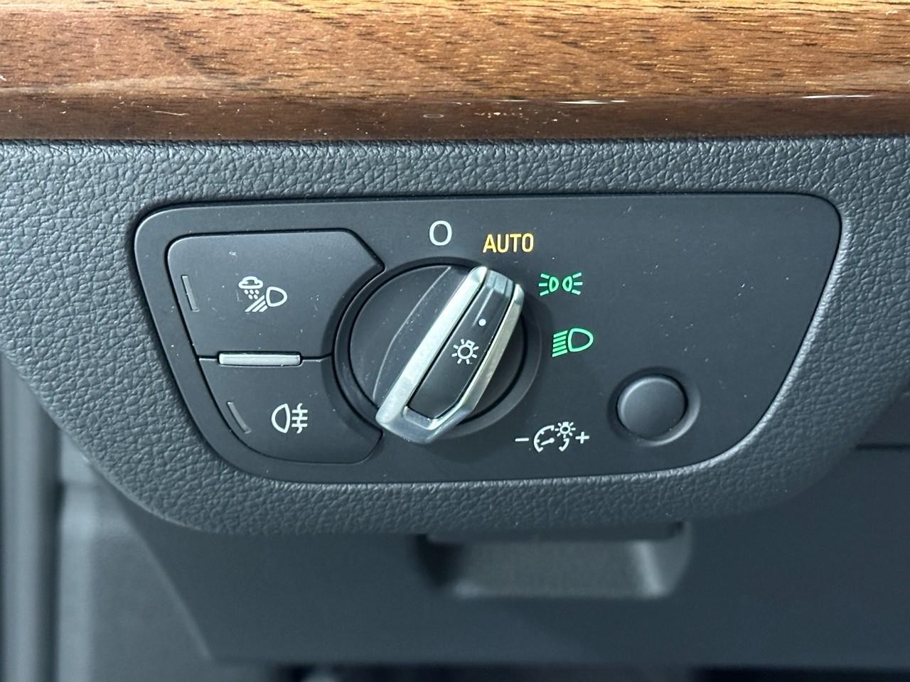 Audi Q5 Vehicle Full-screen Gallery Image 25