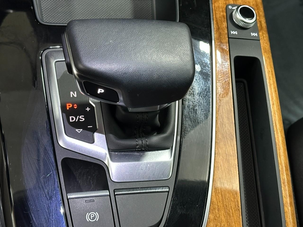 Audi Q5 Vehicle Full-screen Gallery Image 31