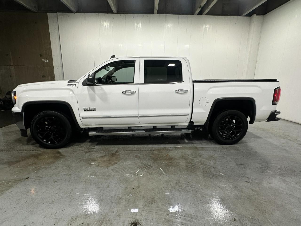 GMC Sierra 1500 Vehicle Full-screen Gallery Image 2