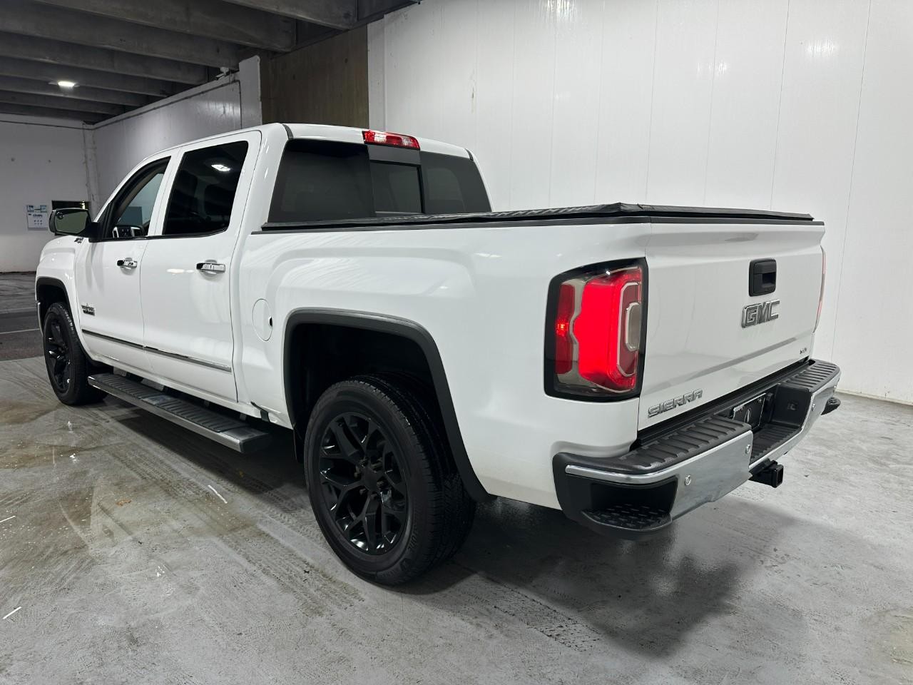 GMC Sierra 1500 Vehicle Full-screen Gallery Image 3