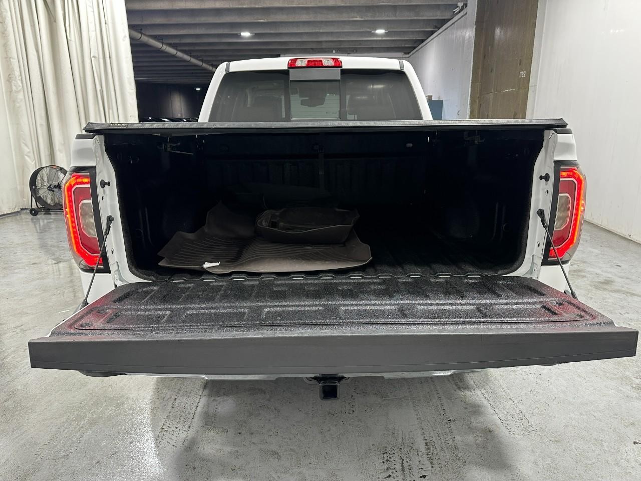 GMC Sierra 1500 Vehicle Full-screen Gallery Image 5