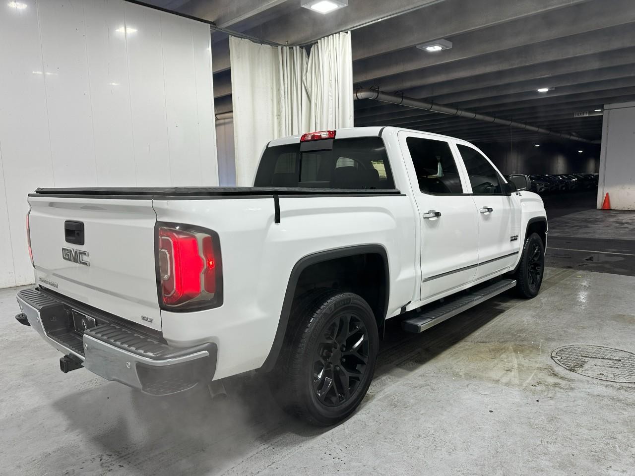 GMC Sierra 1500 Vehicle Full-screen Gallery Image 6