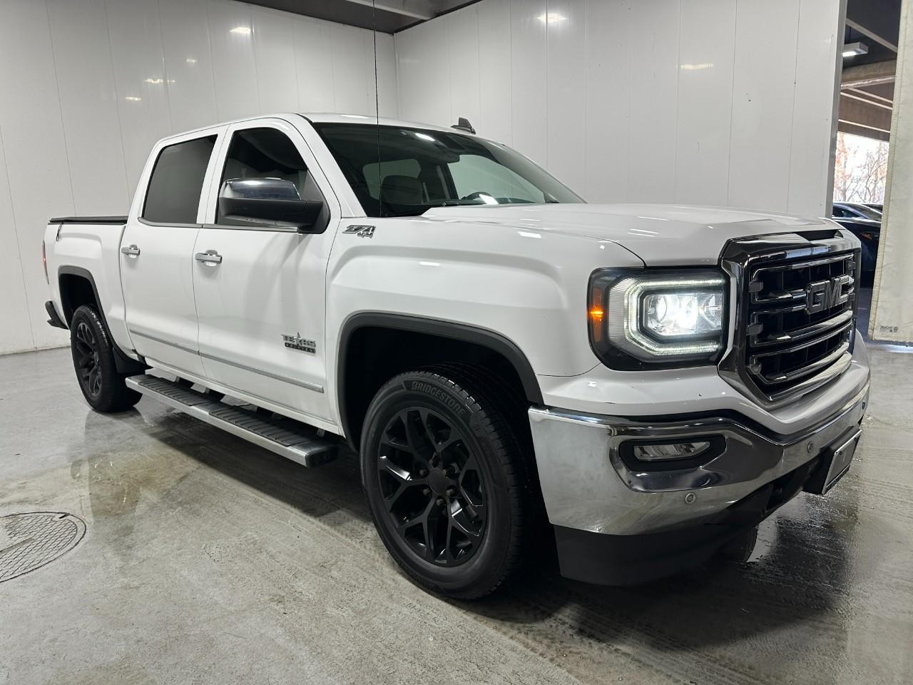 GMC Sierra 1500 Vehicle Full-screen Gallery Image 10