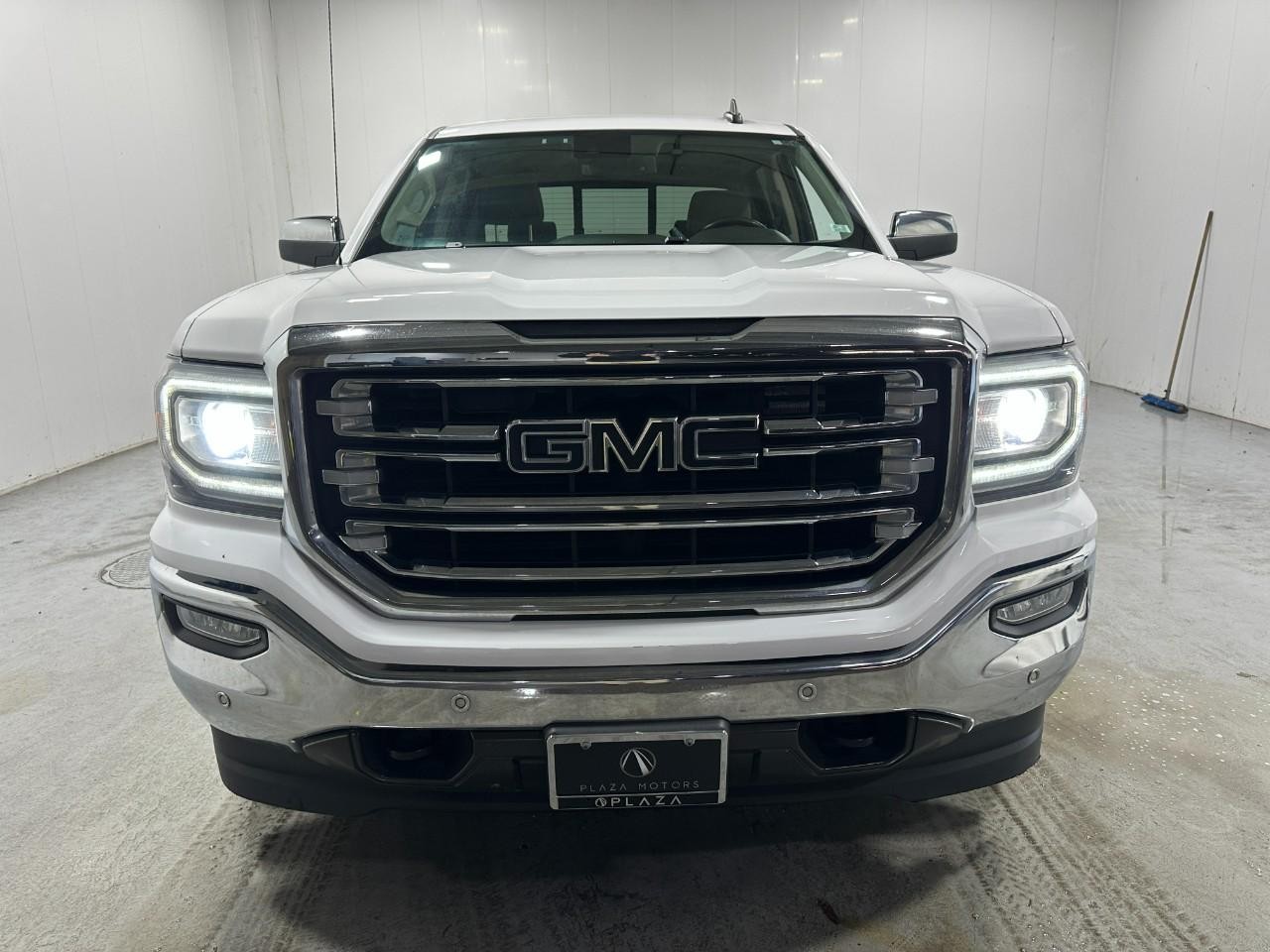 GMC Sierra 1500 Vehicle Full-screen Gallery Image 11