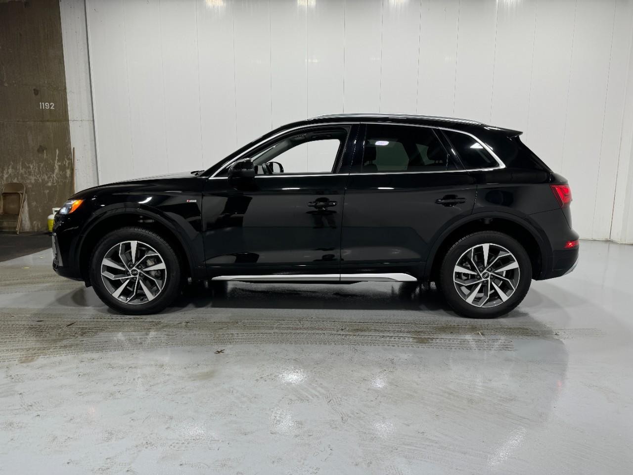 Audi Q5 Vehicle Full-screen Gallery Image 2