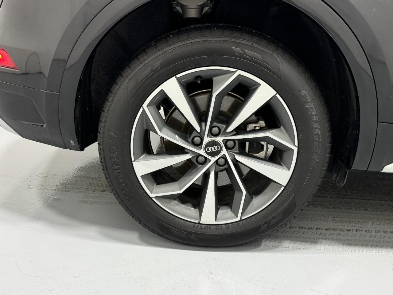 Audi Q5 Vehicle Full-screen Gallery Image 5