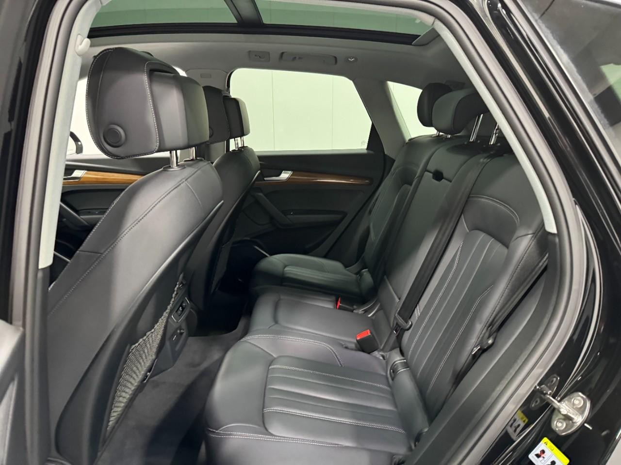 Audi Q5 Vehicle Full-screen Gallery Image 8