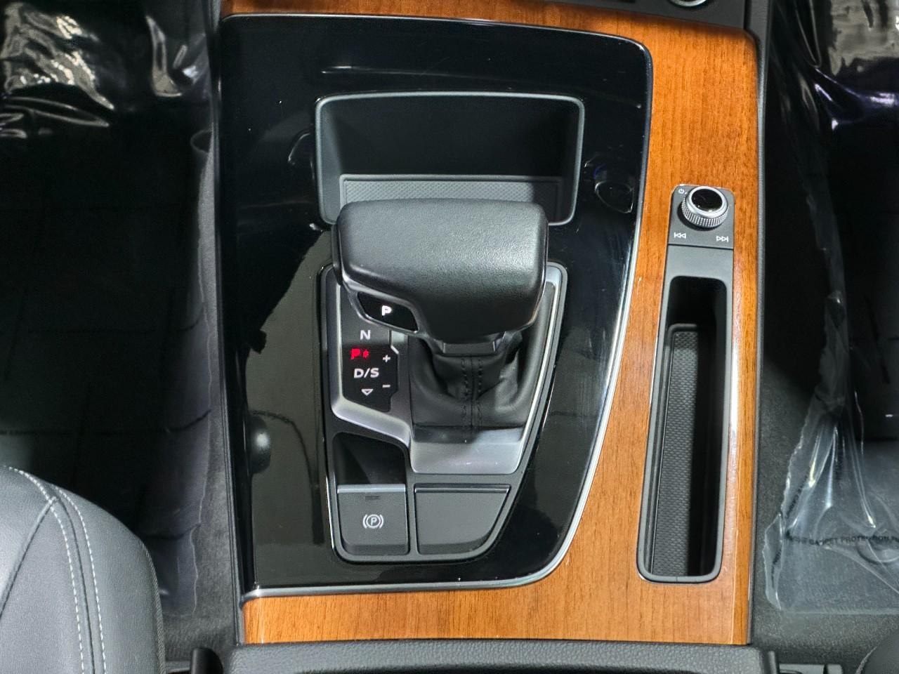 Audi Q5 Vehicle Full-screen Gallery Image 17